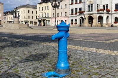 Die Hundetränke auf dem Oelsnitzer Markt ist kaputt. Die Stadt will nun einen Ersatz auf eigene Kosten bauen.