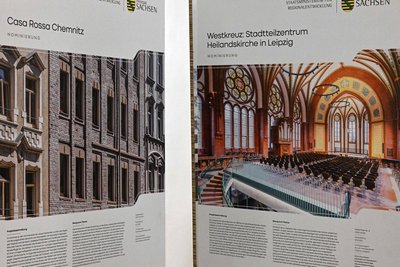 Auf großen Bildtafeln sind Beispiele guten Bauens und moderner, nachhaltiger Ortsgestaltung in Sachsen zu sehen.