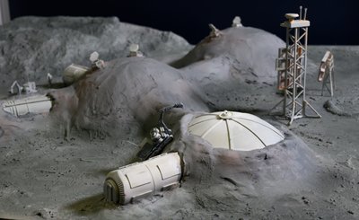 Die iglu-artige Kuppelstruktur der Bauten eines "Moon Village" (hier im Modell) orientiert sich an Sachzwängen. Aufblasbare Module geben die Form vor, die dann zum Schutz mit Mondgestein überzogen werden.