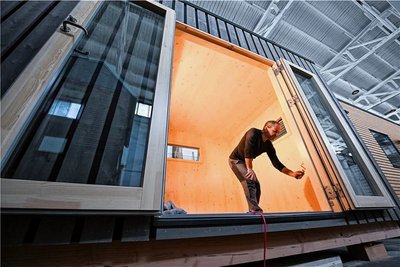 Stephan Bauer gestaltet das Innere seines Holzhauses selbst. Es kommt in einen Garten. "Vielleicht bekommen wir mal ein Grundstück an der Ostsee, da kann ich das Haus mitnehmen." 