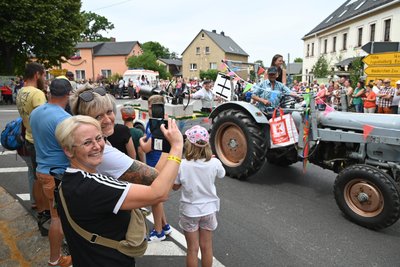 Jenny Spörel (l.) und Anja Kiesel schießen mit Smartphone Fotos.