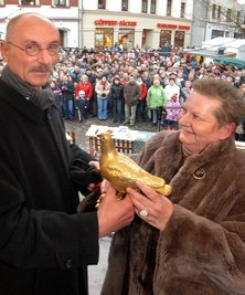 
              <p class="artikelinhalt">Andree Touboul, Vorsitzende des Partnerschaftsvereins in Olbernhaus Partnerstadt Brie-Comte-Robert brachte die Goldene Taube zurück nach Olbernhau. Bürgermeister Steffen Laub hatte das Friedenssymbol vor einem Jahr auf seine Reise durch Europa geschickt. </p>
            