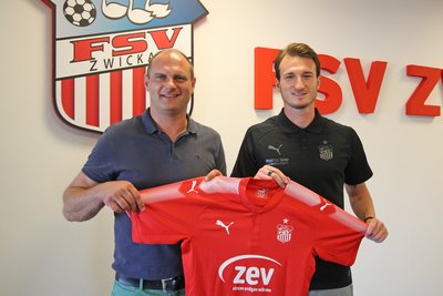 Sportdirektor David Wagner mit Dimitrios Ferfelis (r.).