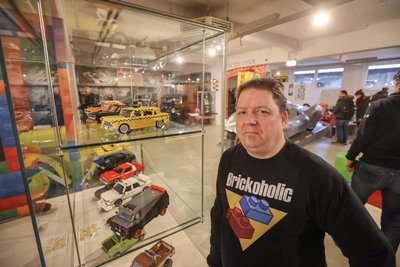 Verrückt nach Klemmbausteinen ist Udo Franz aus Chemnitz, der ein Leihgeber für die Sonderausstellung im Fahrzeugmuseum ist. Modellfahrzeuge, deren Originale man aus Film- und Fernsehen kennt, hat er zusammengebaut, so das Batmobil, das Ghostbusters-ECTO-1, ein Auto von Kultkomiker Mr. Bean oder den Van des A-Teams.
