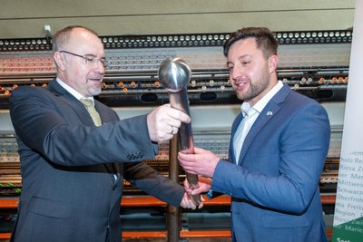 OB Steffen Zenner und Cheforganisator Lars Krämer halten den Staffelstab für den Tag der Sachsen in den Händen.