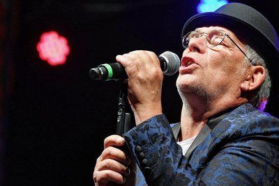 Jes Holtsø, bekannt durch seine Rolle als Børge in den Olsenbande-Filmen, beim Blueskonzert am Sonntagabend im Schlosshof Freiberg. Er sang und spielte Mundharmonika. Begleitet wurde er von Morten Wittrock am Piano. Anlass war die Olsenbande-Kultnacht zu den Freiberger Sommernächten. 