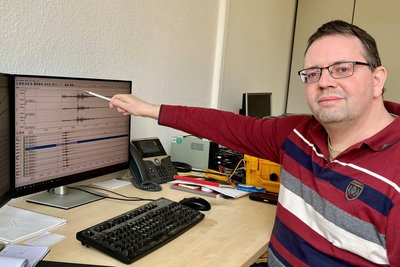 Falk Hänel, Seismologe am Institut für Geophysik Freiberg, zeigt den Ausschlag des Bebens.
