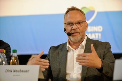 Dirk Neubauer (parteilos): Seit 2013 ist Dirk Neubauer Bürgermeister in Augustusburg. Der 51-Jährige hat zuvor als Journalist und Berater gearbeitet. Seit 2019 ist er Kreisrat in Mittelsachsen. Nach seinem SPD-Austritt gehört Dirk Neubauer keiner Partei an, wird aber zur Landratswahl von SPD, Grünen und Linken unterstützt. |