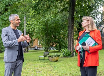 Über die psychosozialen Folgen der Pandemie sprach am Freitag der Chefarzt der Kinder- und Jugendpsychiatrischen Klinik in Rodewisch, Dr. Wolfgang Liskowsky, mit Sozialministerin Petra Köpping. Liskowsky und der in Auerbach praktizierende Psychotherapeut Ken Schönfelder warnen vor erneuten Kita- und Schulschließungen im Herbst. Die Belastung für Familien in Lockdown-Phasen sei gravierend, schon jetzt der daraus resultierende erhöhte Zulauf an jungen Patienten kaum zu stemmen. Köpping appellierte an die Verantwortung aller Erwachsenen, sich mit der Bereitschaft zum Impfen solidarisch mit der Jugend zu zeigen. 