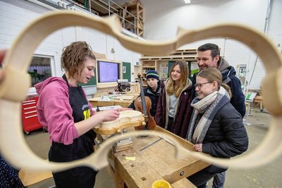 Lydia Rohloff (18), angehende Geigenbauerin im zweiten Lehrjahr, war gefragte Gesprächspartnerin. Konrad Spörl, Lea Hommel (17), Andreas sowie Hannah Spörl (15/von links) verfolgten die Handgriffe fasziniert. 