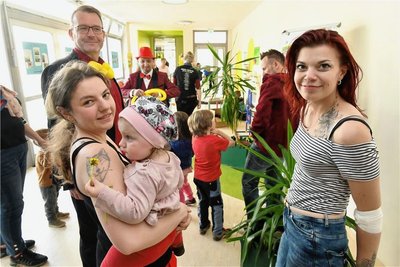 In der Kita "Pusteblume" in Freiberg zeigte Vivien Zeisberg (l.) Melissa Herr das Domizil ihrer Tochter Mia. 