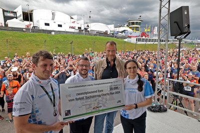 Hans-Michael Tautenhahn, Danny Petzold, Gunnar Förster und die Ärztin Svitlana Ziganshyna (von links) mit dem Spendenscheck. Gunnar Förster hatte die ursprüngliche Spendensumme von 20.000 Euro noch während der Übergabe verdoppelt.