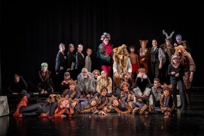 Große Besetzung für das kleine Fritz Theater in Chemnitz.