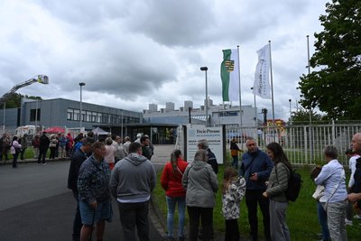 Bereits kurz vor um 10 Uhr bildete sich eine lange Schlange vor dem Druck- und Medienzentrum der „Freien Presse“.