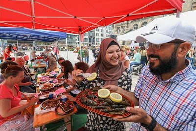 Amira und Kenan Allejji aus Syrien haben unter anderem mit Reis gefüllte Weinblätter gekocht.