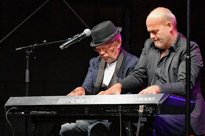 Musiker durch und durch: Jes Holtsø spielte teils gemeinsam mit Jazzmusiker Morten Wittrock am Piano.