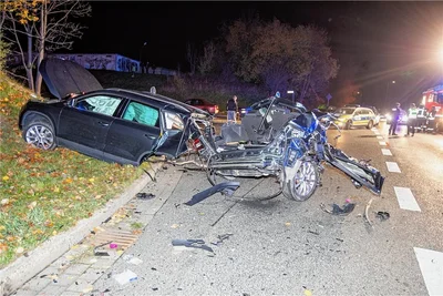 Einer der beiden Unfallwagen wurde auseinandergerissen.