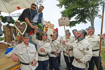 Marschieren macht Durst, die Feuerwehroldies werden vom Jugendklub Börnichen versorgt.