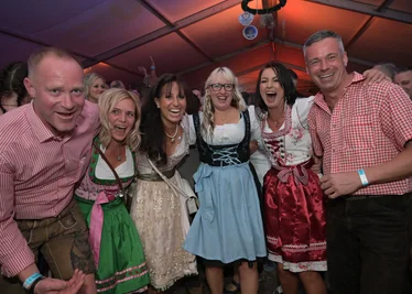 Sebastian Branny, Mandy Unger, Melanie Branny, Nicol Weber, Anna Scheffler und Mathias Unger (v.li.) hatten beim 6. Auer Oktoberfest ihren Spaß. 