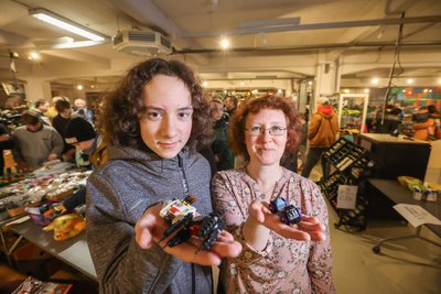 Kathy Eichholz vom Museumsverein mit ihrem Sohn Thure, der vor allem Star-Wars-Lego-Bausteine sammelt. Doppelte Sets verkauft er erfolgreich auf dem Trödelmarkt am Sonntag.