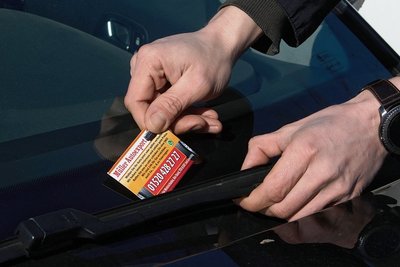 Sie sind oft ein Grund für Ärger: Die Werbekarten der Autohändler. 