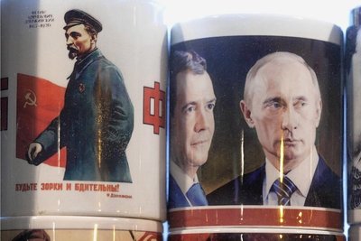 Verschiedene Epochen, ähnliche Denkweise - Führerkult und Besinnung auf vermeintliche nationale Größe sind zu Facetten des russischen Alltagsbildes geworden: Kaffeebecher mit Bildern Lenins und Stalins, Wladimir Putins und Ministerpräsident Dmitrij Medwedews sowie des Gründers der Geheimpolizei Tscheka, Feliks Dserschinski (v. r.), an einem Verkaufsstand in Moskau.