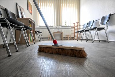 Putzfrau Bettina Fuchs betreut seit vielen Jahren die Hausarztpraxis in Mühlau. Hier schwingt sie den Besen im neuen, kleinen Wartezimmer mit Spielecke.