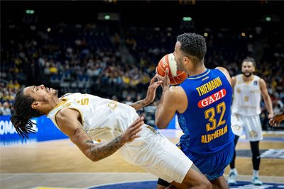Kämpfen bis zum Umfallen: Kevin Yebo gibt in jedem Spiel alles. Hier im Playoff-Halbfinale gegen Alba Berlin mit Weltmeister Johannes Thiemann.