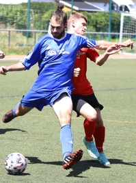 Arno Heinrich (l.) des Blau-Weiß Crottendorf im Zweikampf mit Quentin Schubert von VfB Annaberg.
