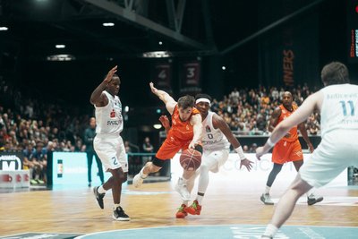 Wes Van Beck beim Kampf um den Ball