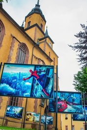 Dank Unterstützung der Kirchgemeinde können die Perspektiva-Fotos rings um die Stadtkirche stehen.