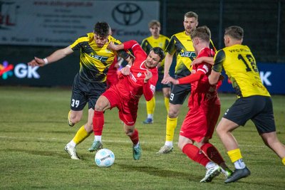 Der Zweikampf zwischen VFC-Kicker Daniel Gerstmeyer (links) und FSV-Profi Andrej Startsev beweist es: Das Duell zwischen dem VFC Plauen und dem FSV Zwickau war über weite Strecken eine umkämpfte Angelegenheit.