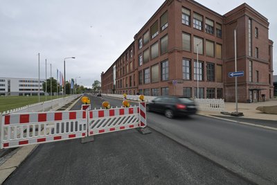 Die Pölbitzer Straße zwischen Radweg und Arbeitsamt ist noch bis 3. Oktober halbseitig gesperrt.