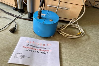 Seismometer wie dieser messen die Erdbewegungen. Dieser hier dient am Freiberger Institut für Geophysik allerdings gerade nur zu Testzwecken.