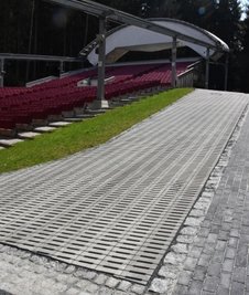 Auf dem neuen Pflastersteinweg lässt es sich besser laufen. Auch können Lkw mit Technik dort fahren. Der kleine Pflastersteinweg (rechts) ist für Rollstuhlfahrer gedacht. 