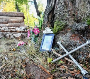 An der Unfallstelle zwischen Oederan und Oberschöna haben Unbekannte Blumen und eine Kerze sowie ein Foto aufgestellt. Auch das Radkreuz neben dem Bild wurde hier abgelegt. 