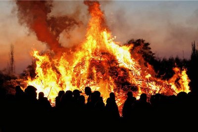 Ein Lagerfeuer - hier ein Bild vom Hexenfeuer 2023 in Euba - ist zum Fest in Großhartmannsdorf geplant. 