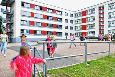 Noch lädt der Schulhof der sanierten und teils neu gebauten Grundschule in Brand-Erbisdorf nicht zu einer aktiven Hofpause ein. Das soll sich ändern.