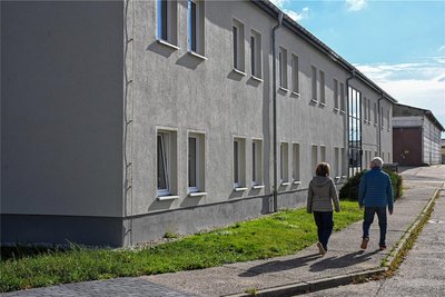 Im zweistöckigen Bürogebäude an der Reitzenhainer Straße war einst der Verwaltungssitz der LPG Obstbau. Im Erdgeschoss ist jetzt die Hausarztpraxis. Büros sind noch anzumieten.