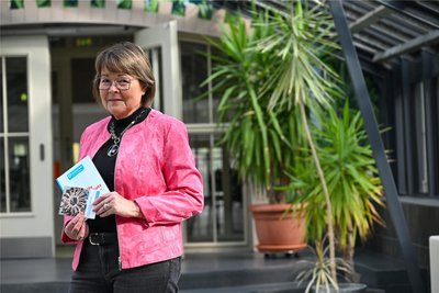 Gudrun Hohlfeld freut sich über ihre Ehrung – die sie aber als Auszeichnung für ihr gesamtes Team verstanden wissen will.