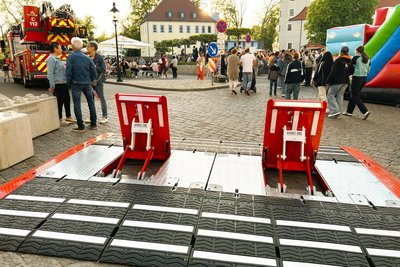 Die neuen Barrieren der Stadt Freiberg zur Absicherung von Veranstaltungen wurden beim Maifeuer auf dem Schlossplatz zum ersten Mal eingesetzt.