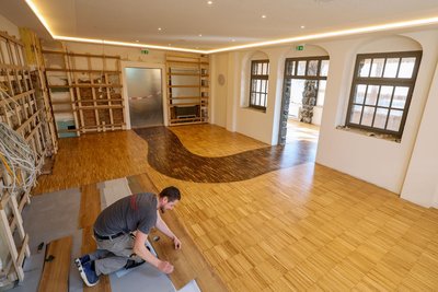 Die Parkettleger sind fast fertig, doch zu Ostern wird vermutlich noch keiner im Gastraum sitzen.