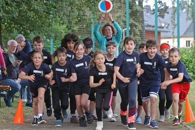 Die Klasse 3b nahm auch am Spendenlauf teil. Im Bild: Lehrerin Ellen Walther mit ihren Schülern.