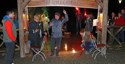 Karl-Heinz Just und seine Frau Birgit aus Greiz zerschnitten im Ausflugslokal "Weidmannsruh" das symbolisch gespannte Band am Eingang des Biergartens.