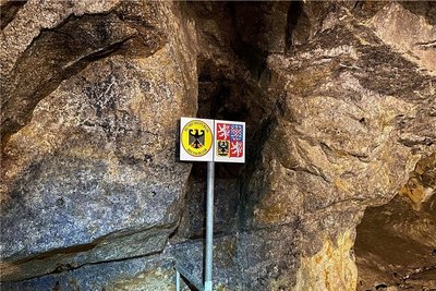 Grenze unter Tage im Tiefen-Bünau-Stolln: Die Lithiumlagerstätte liegt zu einem Drittel auf sächsischem und zu zwei Dritteln auf böhmischem Gebiet.