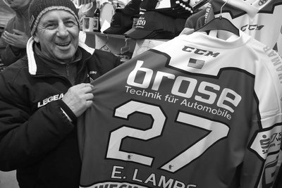 Steffen Dressler in seinem Element im Eispiraten-Fanshop. Er ist in der letzten Woche im Alter von 70 Jahren verstorben.
