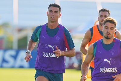 Cristiano Ronaldo trägt ein Armband, das an den tödlich verunglückten portugiesischen Spieler Diogo Jota erinnern soll.