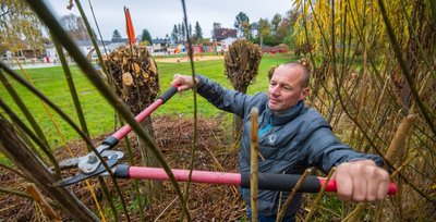 Für den Freibadbetreiber Thomas Sprunk gibt es trotz Saisonende in der Neukirchener Freizeiteinrichtung auch im Spätherbst noch Arbeit. So etwa im Bereich der Grünanlagen. 