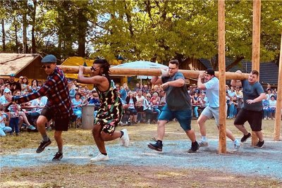 Geschick, Wendigkeit, Schnelligkeit: Dies mussten alle fünf Teams bei den Highland Games zum Dorffest in Erlbach-Kirchberg mitbringen. Die Mannen von Oreo, dem drittplatzierten Team, waren Schottenröcke dabei nicht so wichtig. 