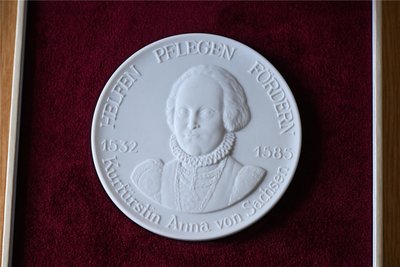 Die Annenmedaille besteht aus Meißner Porzellan und zeigt das Porträt von Anna von Sachsen.